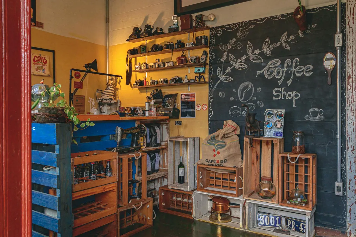 Odkryj vintage'ową kawarnię ozdobioną retro aparatami i rustykalnym wyposażeniem