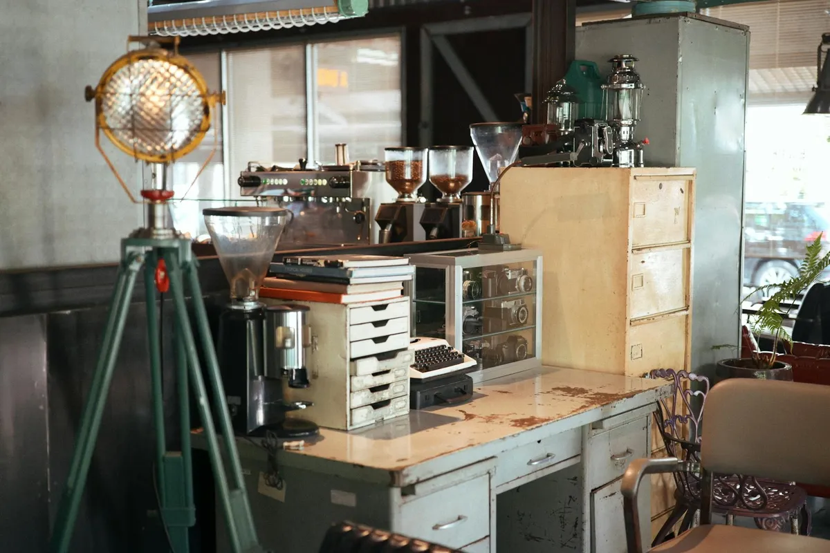 Przytulny kąt kawiarni ze vintage dekoracją i retro sprzętem