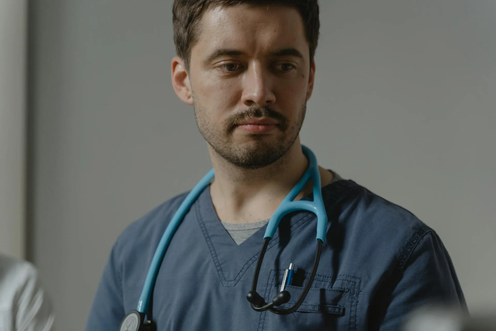 Zbliżenie pracownika opieki zdrowotnej ze stetoskopem w otoczeniu klinicznym