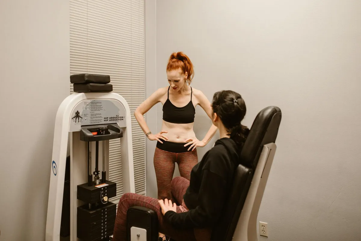 Dwie kobiety podczas sesji fitness ze sprzętem treningowym w sali gimnastycznej