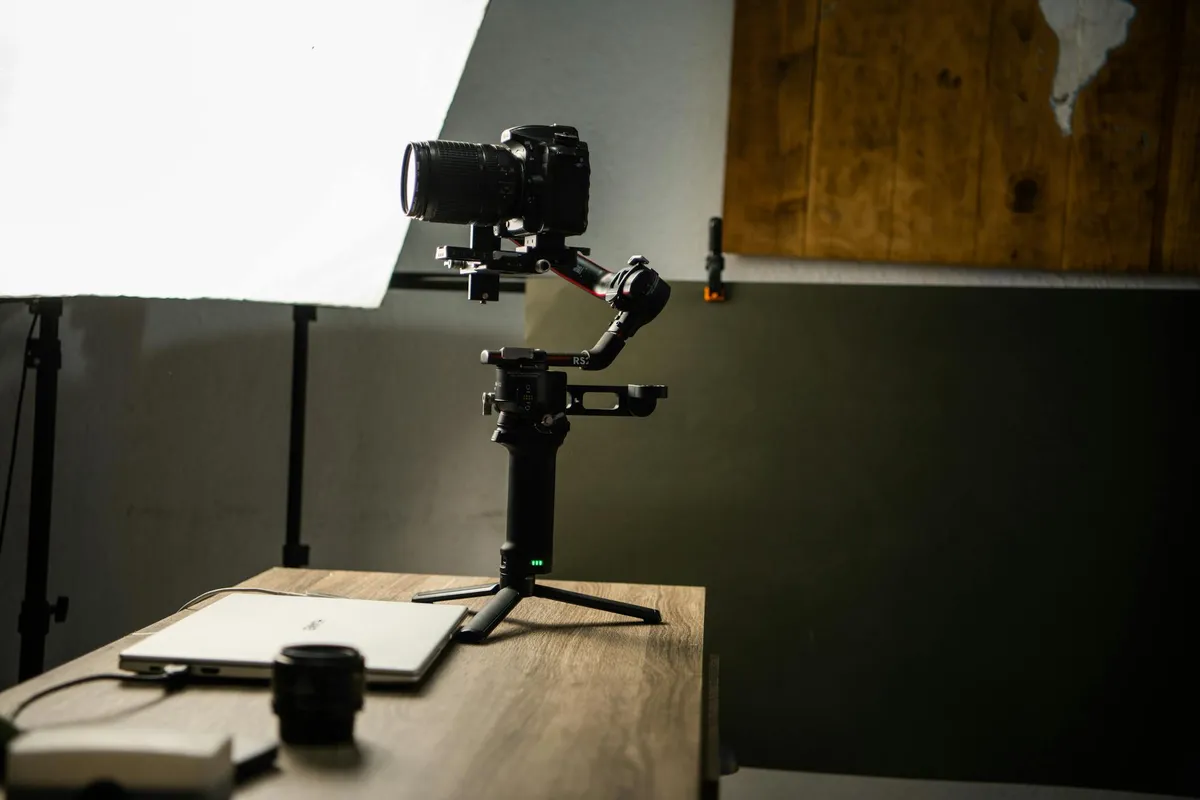 Profesjonalne ustawienie studyjne fotografii z oświetleniem softbox i białym tłem