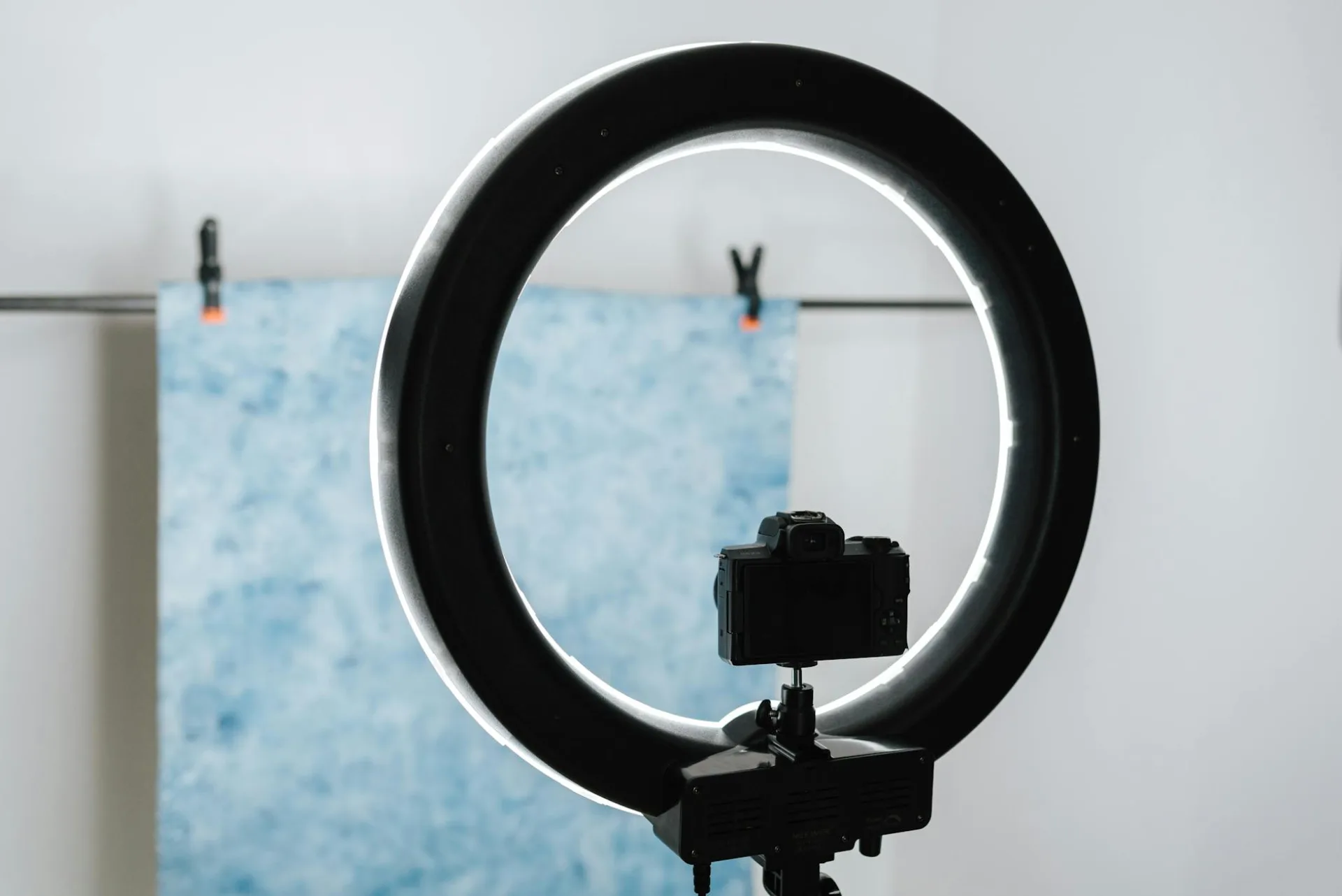 Nowoczesny aparat fotograficzny i lampa studyjna przygotowane do sesji fotograficznej w profesjonalnym studiu