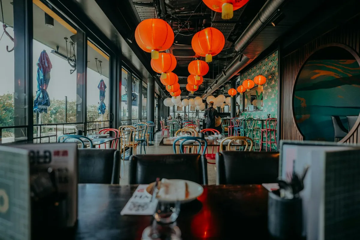 Nowoczesne wnętrze azjatyckiej restauracji z kolorowymi lampionami i żywym wyposażeniem