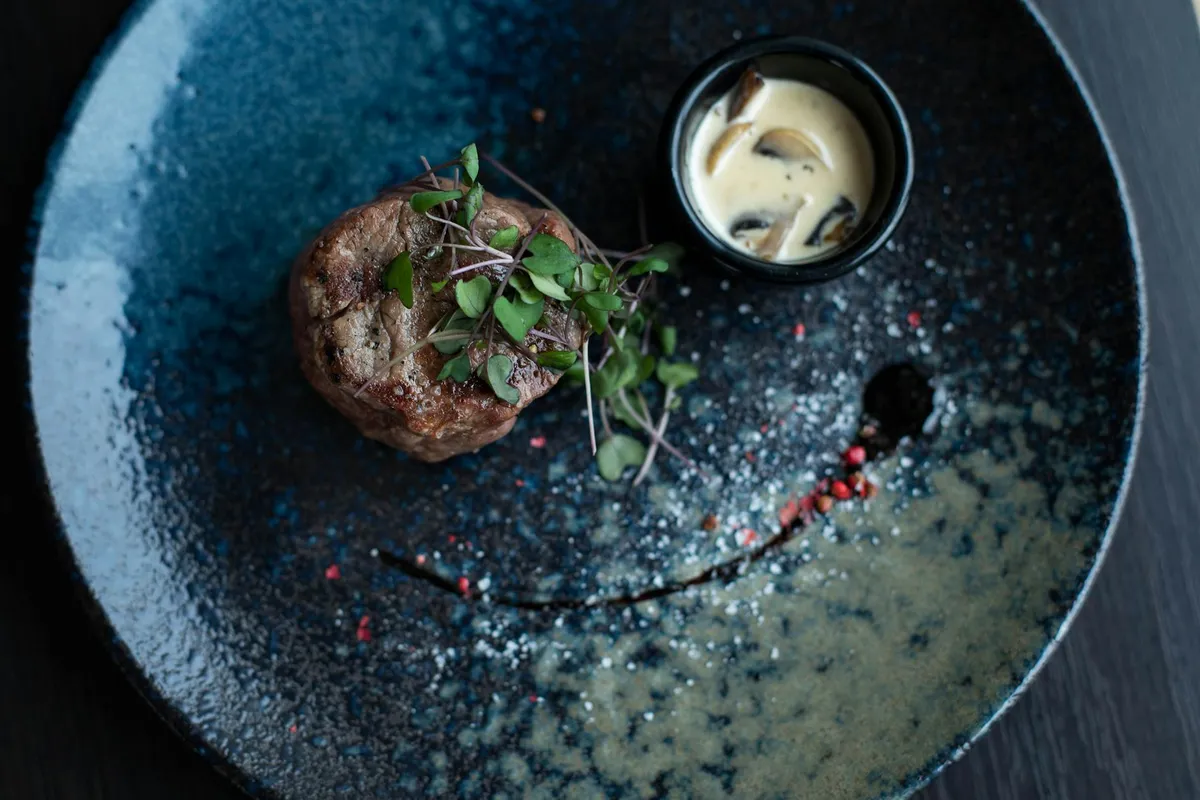 Kolorowa sałatka ze świeżymi warzywami i dressingiem vinaigrette