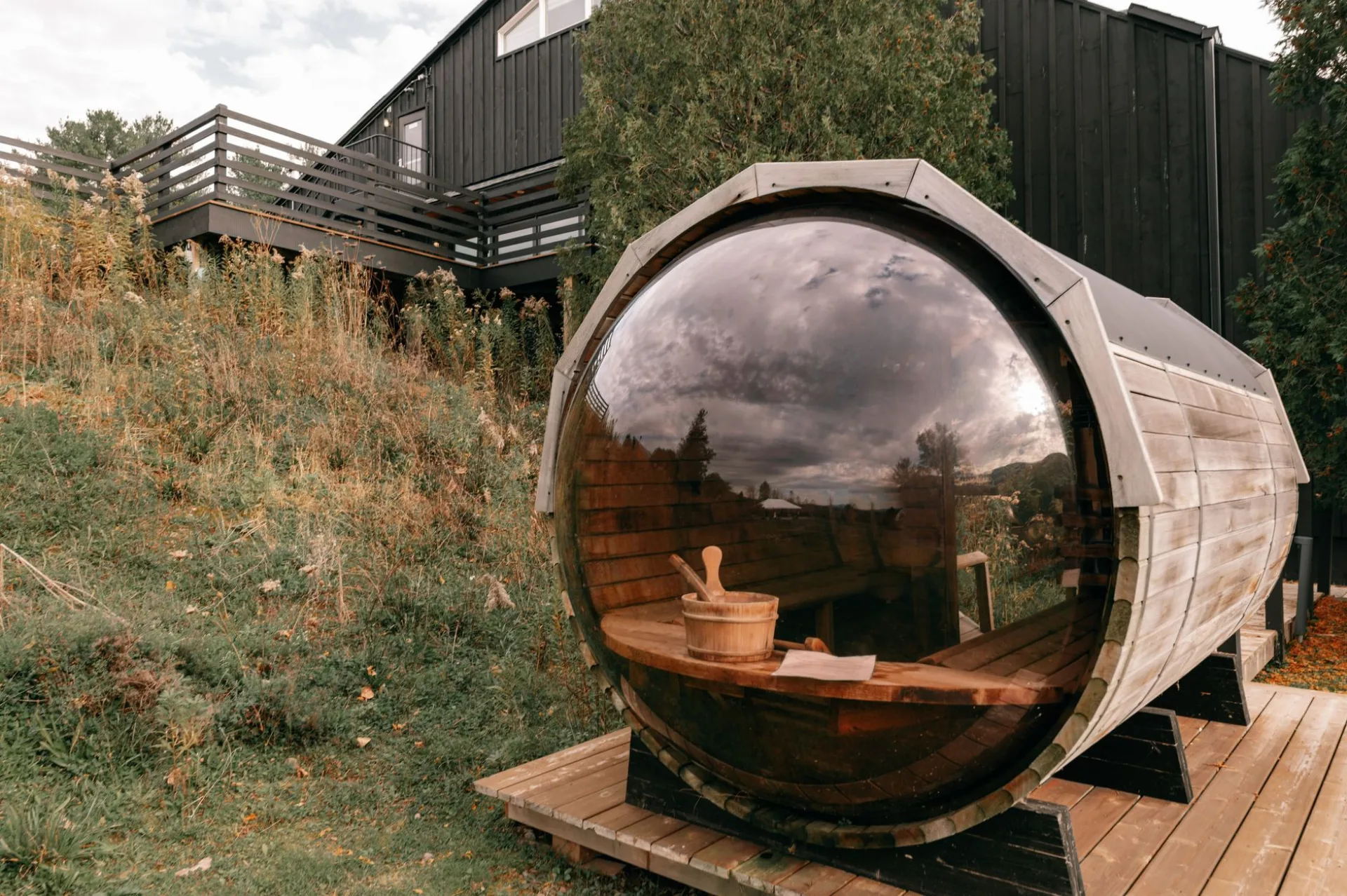 Sauna beczkowa z panoramicznym oknem na zboczu